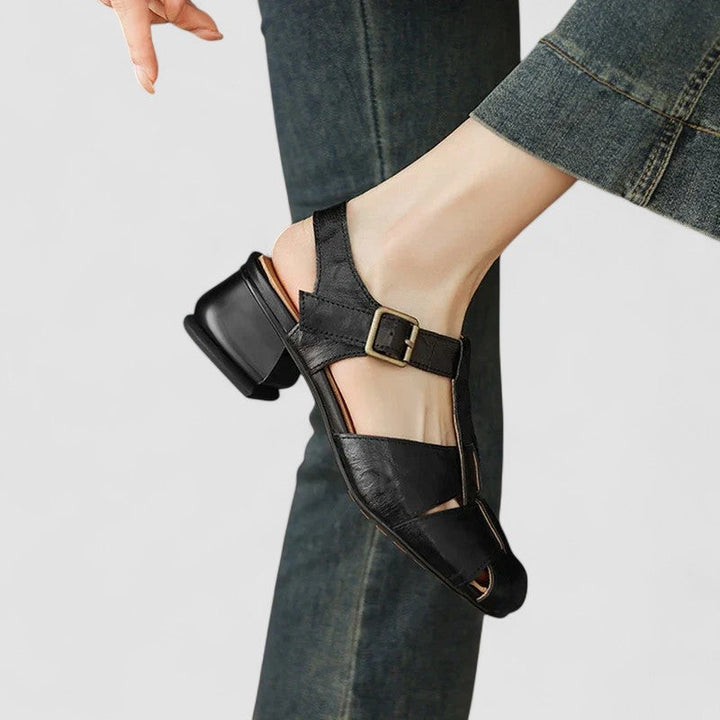 Schwarze orthopädische Damen Slipper. Mary-Jane Design mit stabiler Fersenkappe für sicheren und bequemen Schritt.