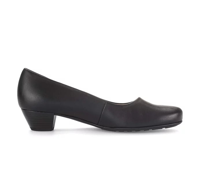 Schwarze Damen Pumps mit bequemem Blockabsatz und rundem Zeh. Elegant für Büro & Alltag.