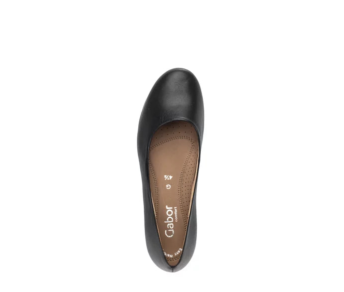 Klassische schwarze Damen Pumps mit komfortablem Blockabsatz und rundem Zeh. Zeitlos elegant.