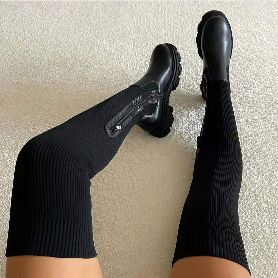 Schwarze Damen Stretch Stiefel mit dicker Sohle, ideal für Herbst & Winter. Komfortable Trendschuhe für den Alltag.