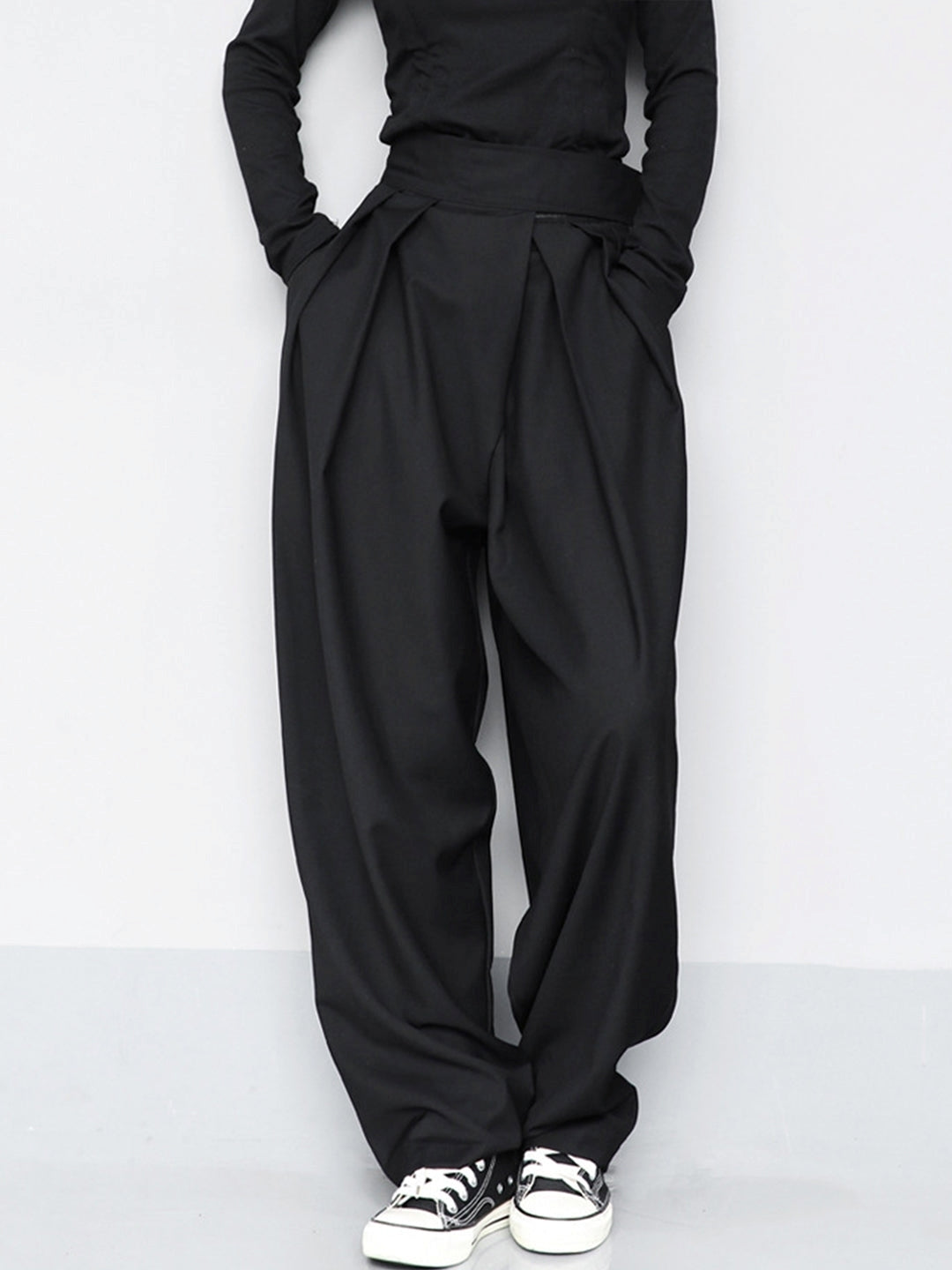 Schwarze Damenhose mit bequemem Klettverschluss und weiter Passform, ideal für Alltag & Freizeit.