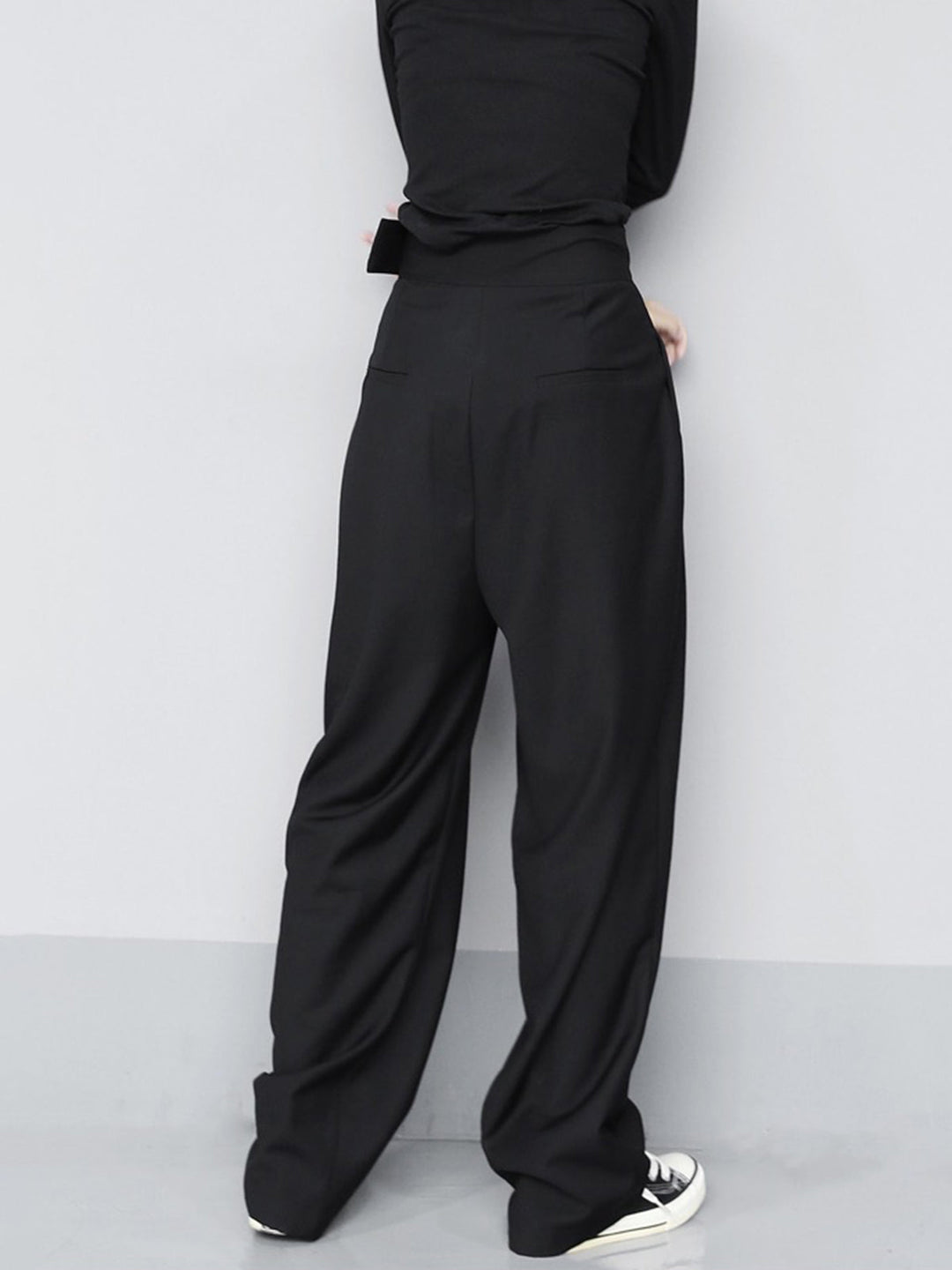 Leichte Damenhose mit Klettverschluss, weiter Schnitt für entspannten Komfort. Perfekt als Alltagshose.
