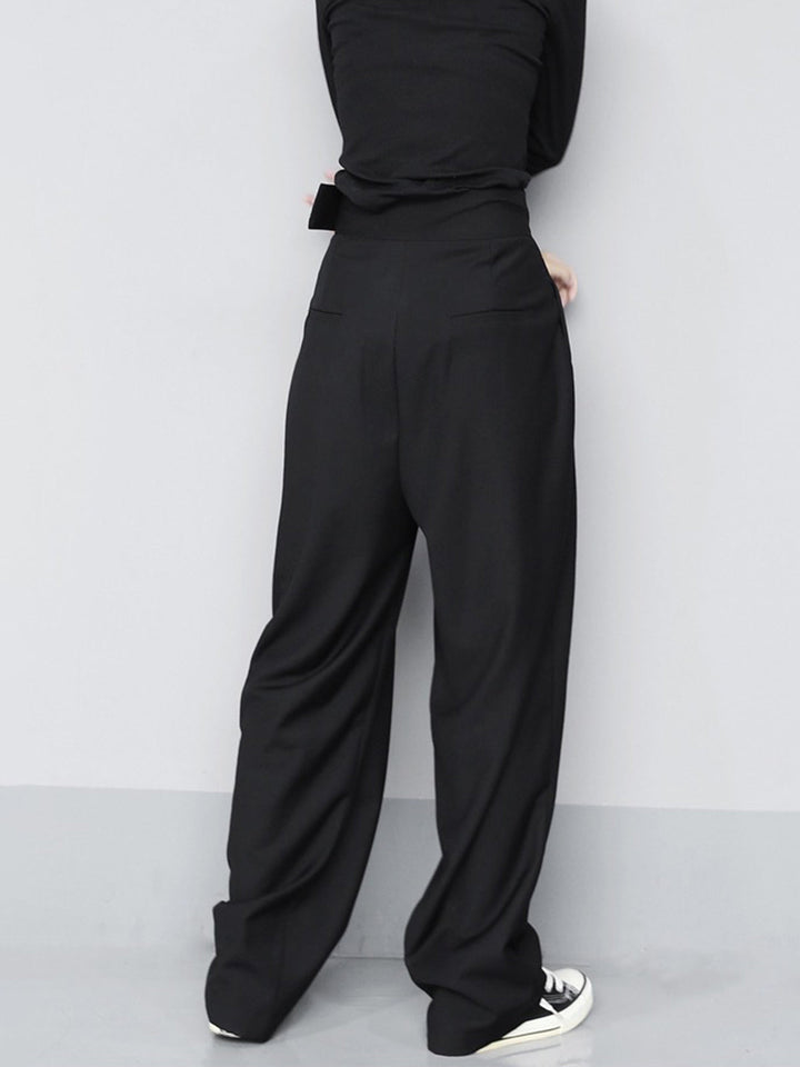 Leichte Damenhose mit Klettverschluss, weiter Schnitt für entspannten Komfort. Perfekt als Alltagshose.