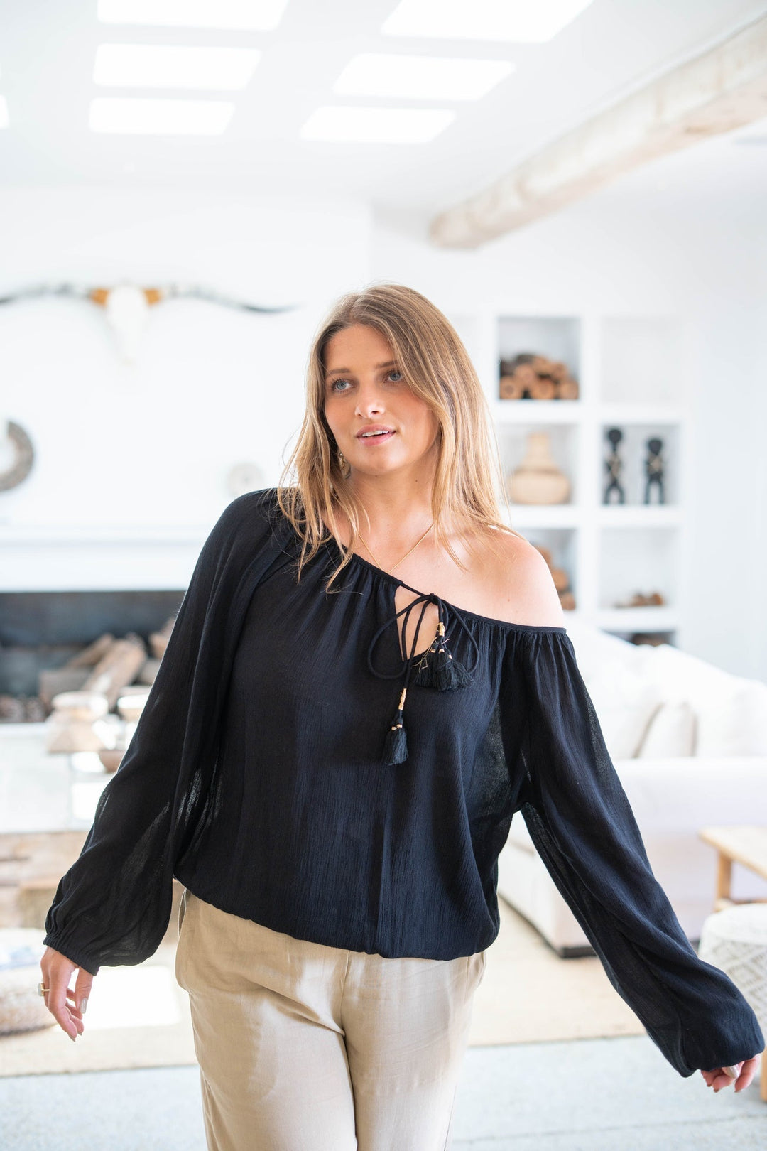 Feminine schwarze Herbstbluse mit langen Ärmeln, vielseitig kombinierbar für Business-Casual und festliche Anlässe.