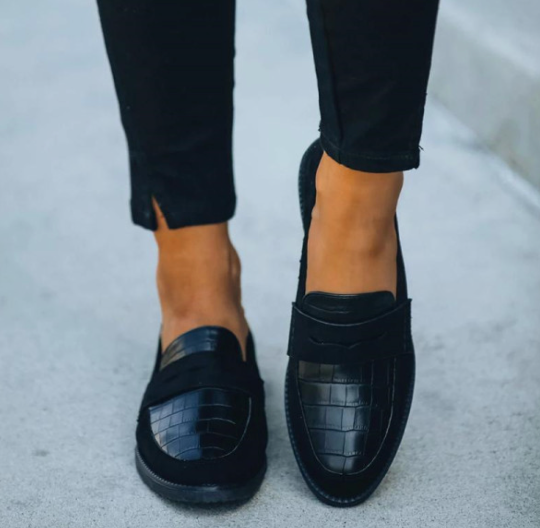 Bequeme Florian Slipper für Herren in Schwarz, zeitlos elegant, bieten stilvollen Komfort für lange Tage.