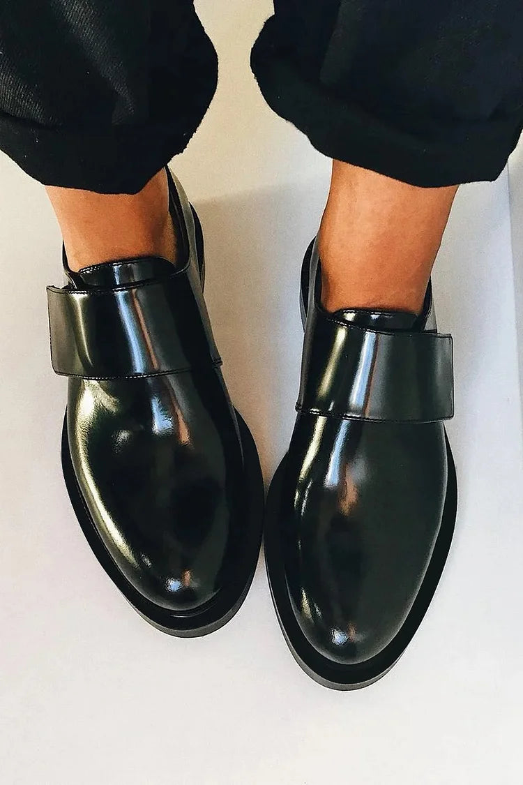 Schwarze glänzende Damen Slipper, elegant und formell, perfekt als Büroschuhe oder Abendschuhe für Komfort.