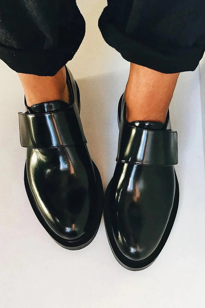Schwarze glänzende Damen Slipper, elegant und formell, perfekt als Büroschuhe oder Abendschuhe für Komfort.