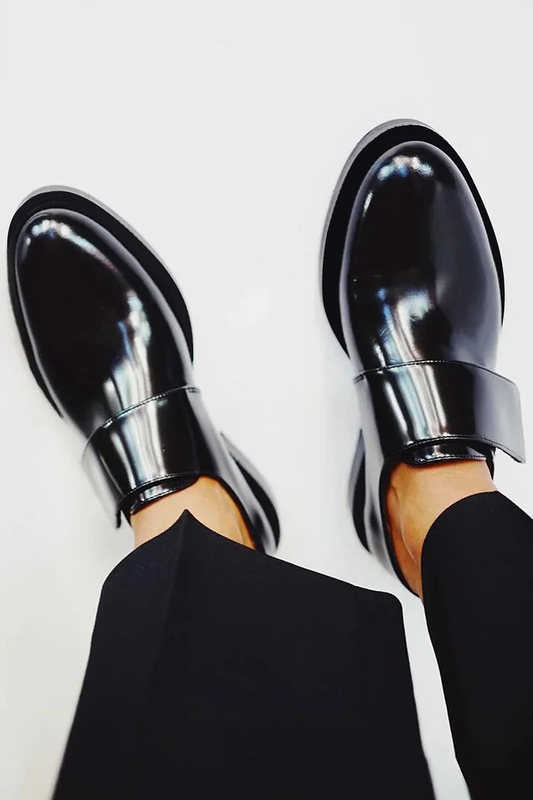 Klassische schwarze Damen Slipper mit glänzendem Finish, vielseitig für formelle Anlässe und Büro, bequeme Flachschuhe.
