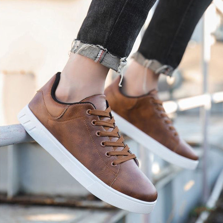 Schwarze Herren Casual Schnürschuhe für Komfort im Alltag. Bequeme Freizeitschuhe mit Stil, ideal für Herbst.