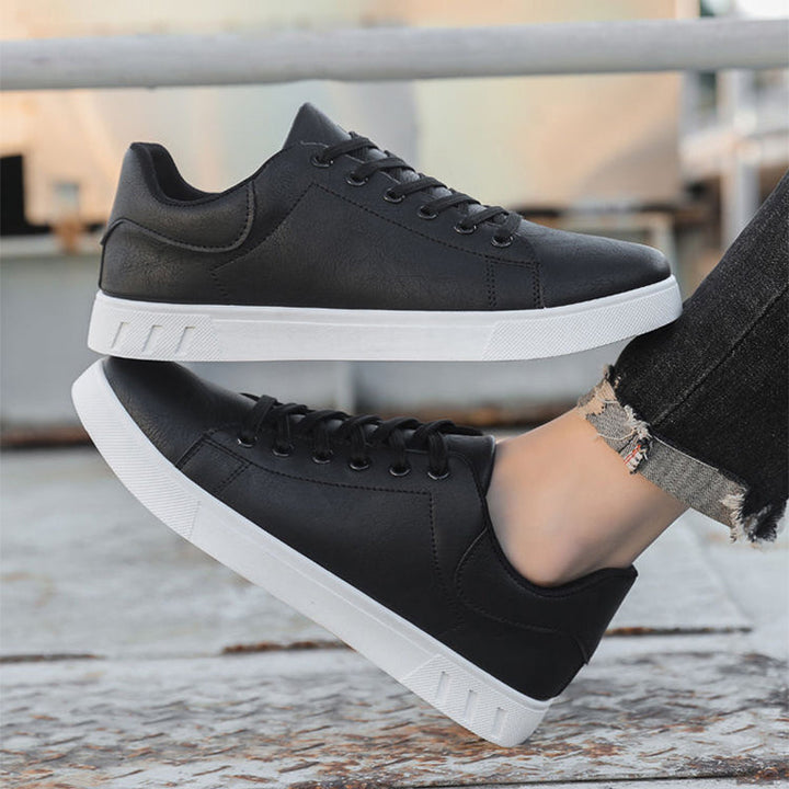 Detailansicht der Schnürung und des hochwertigen Materials der Casual Herrenschuhe. Stilvolle Freizeitschuhe.