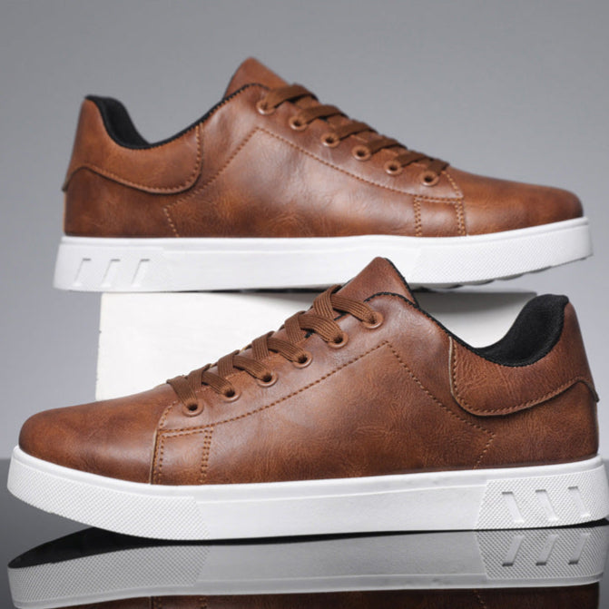 Ein Mann trägt bequeme Casual Schnürschuhe in Schwarz. Komfortable und stilvolle Alltagsschuhe für entspanntes Gehen.