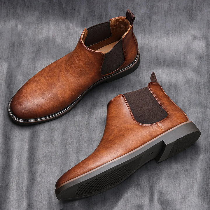 Elegante Herren-Stiefeletten: braune Chelsea Boots mit Gummieinsatz, ideal für jede Gelegenheit.