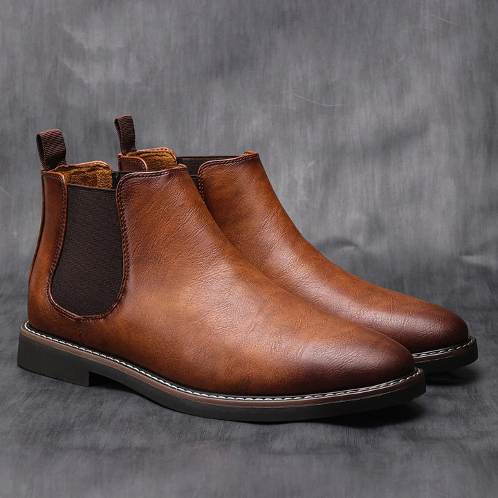 Stilvolle Herren Stiefeletten: dunkelbraune Chelsea Stiefel, perfekt für den eleganten Casual-Look.