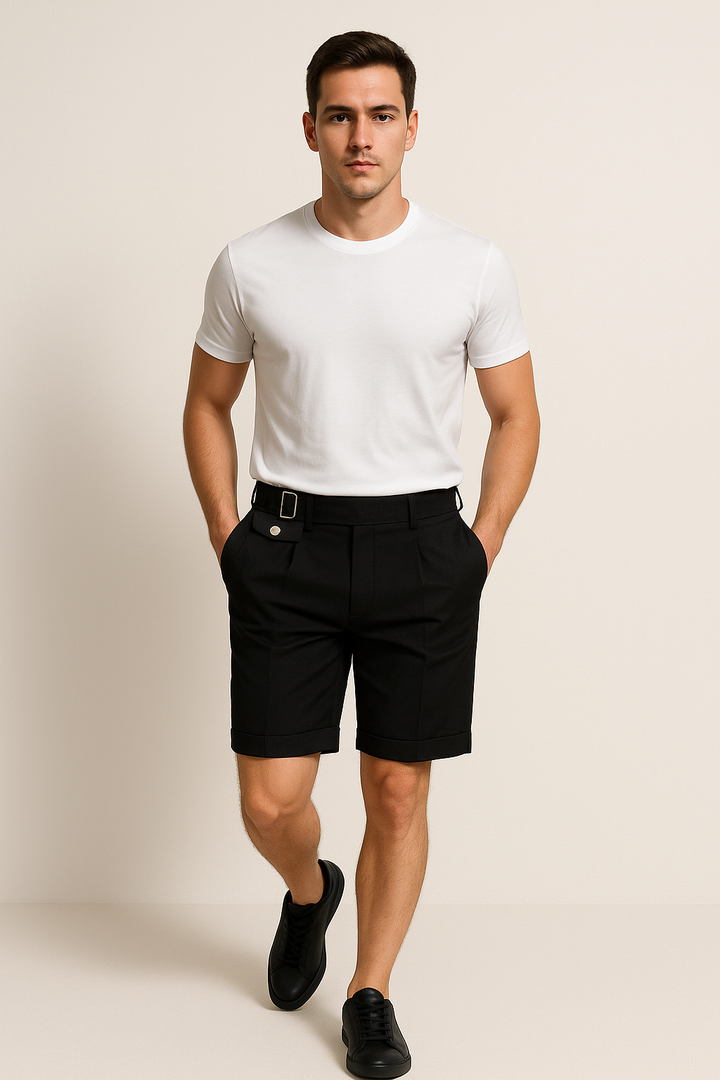 Schwarze Herren Falten-Shorts mit Schnallen, elegant für Sommer & Freizeit. Maßgeschneiderte kurze Hose.