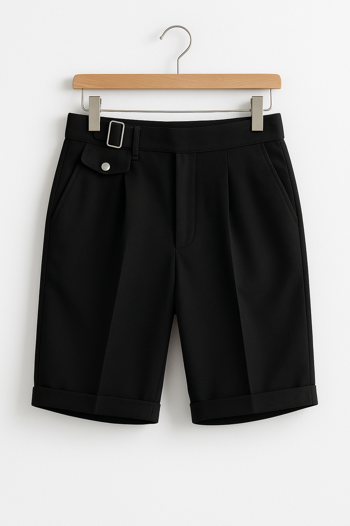 Weiße elegante Herren Falten-Shorts, maßgeschneidert mit seitlichen Schnallen. Stilvolle Sommer-Freizeitmode.