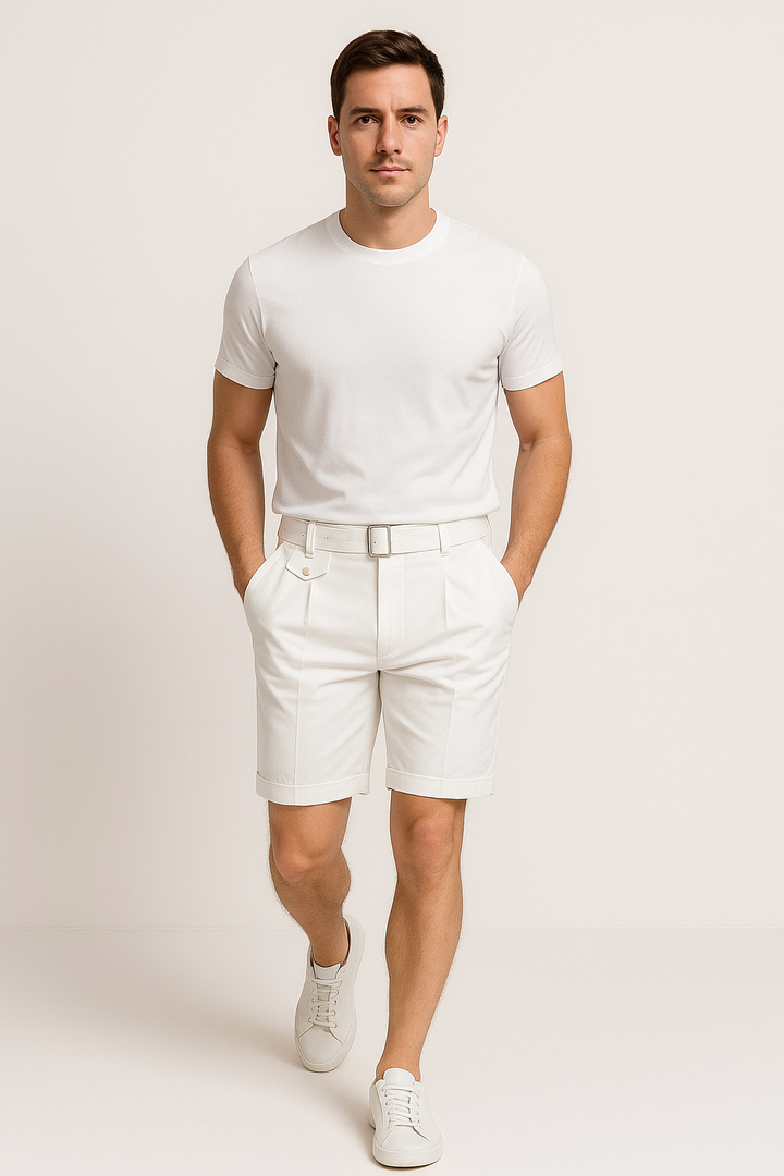 Herren Sommer Falten-Shorts in Schwarz, mit seitlichen Schnallen. Eine stilvolle und maßgeschneiderte kurze Hose.