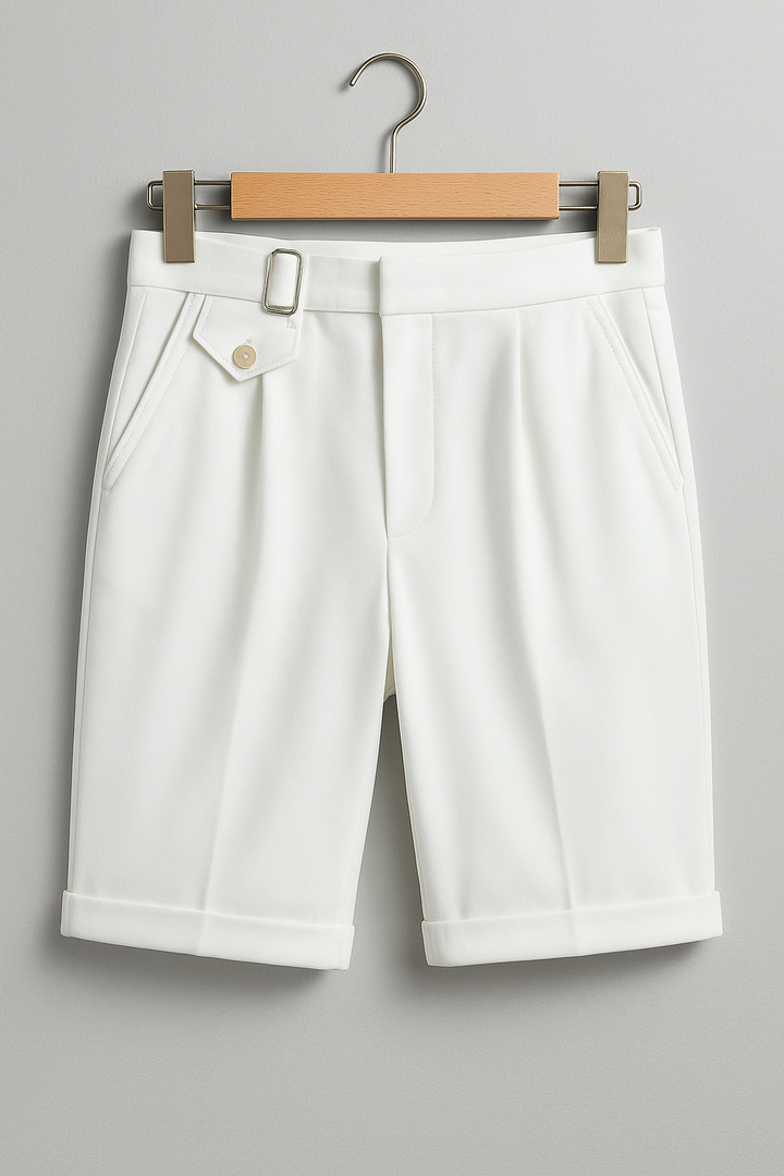 Elegante Herren-Falten-Shorts für den Sommer. Seitliche Schnallen betonen den maßgeschneiderten Freizeit-Look.