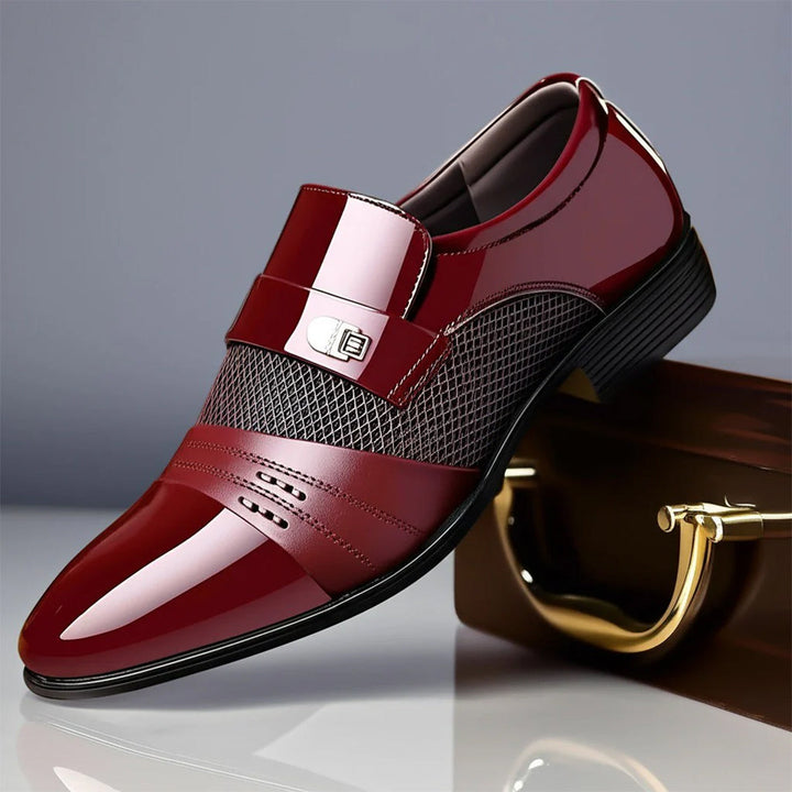 Schwarze Herren Loafer mit Schnallenriemen und strukturierter Laufsohle. Elegante Business- und Freizeitschuhe.