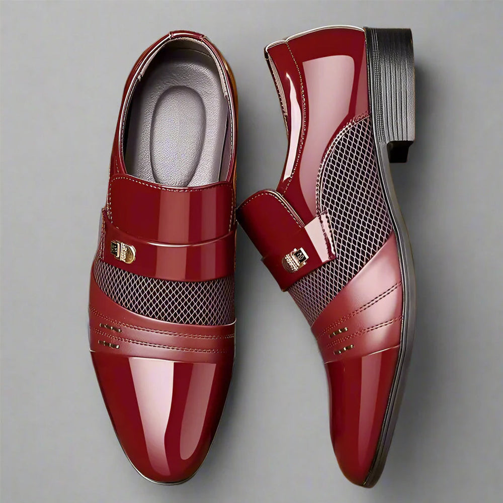 Braune Loafer für Herren mit stilvollem Schnallenriemen. Komfortable klassische Schuhe für moderne Outfits.