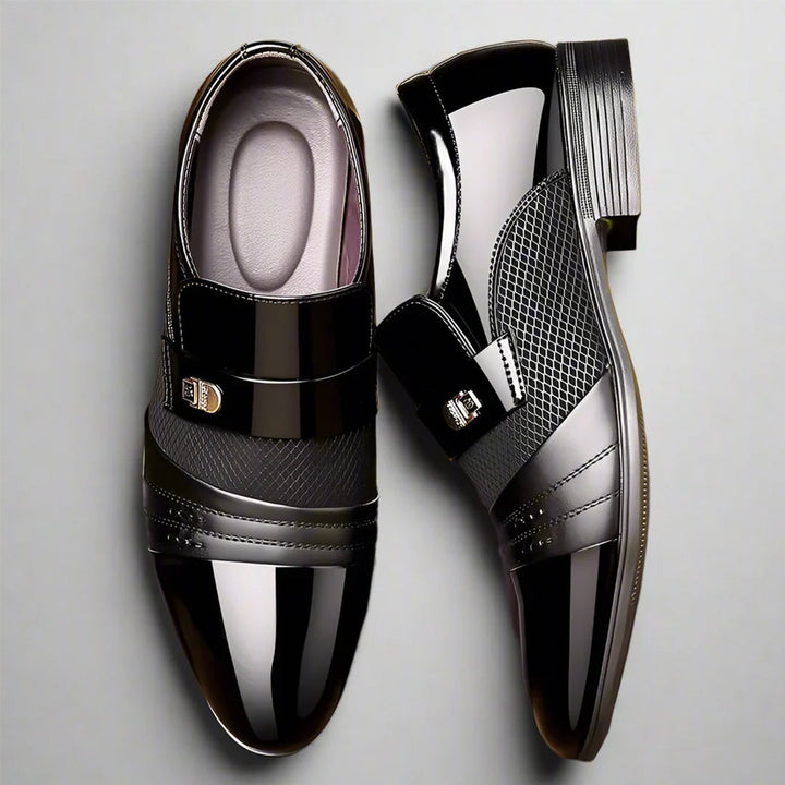 Weinrote Herren Loafer, elegant und stilvoll. Mit Schnallenriemen und strukturierter Laufsohle für Komfort.