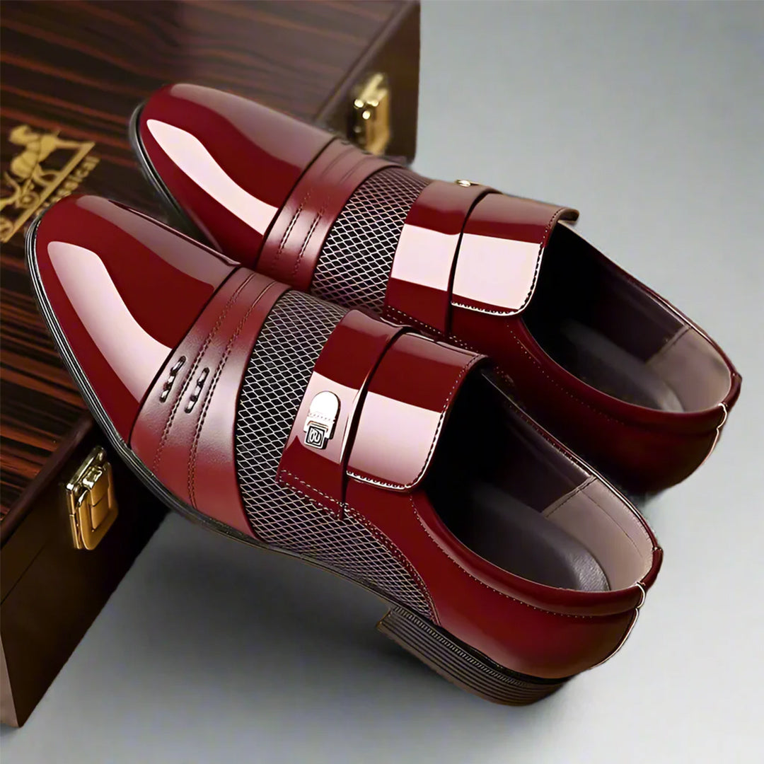 Detailansicht der strukturierten Laufsohle von schwarzen Herren Loafern. Robuste und stilvolle Business-Schuhe.