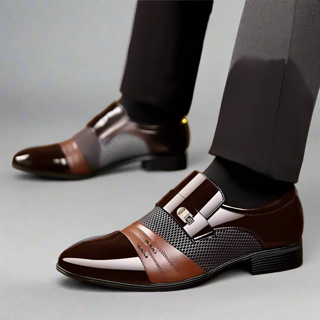 Nahaufnahme des eleganten Schnallenriemens auf einem braunen Herren Loafer. Klassische Herrenschuhe mit Stil.
