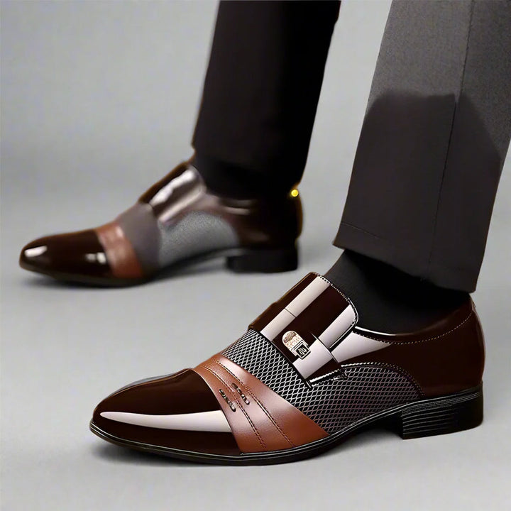 Nahaufnahme des eleganten Schnallenriemens auf einem braunen Herren Loafer. Klassische Herrenschuhe mit Stil.