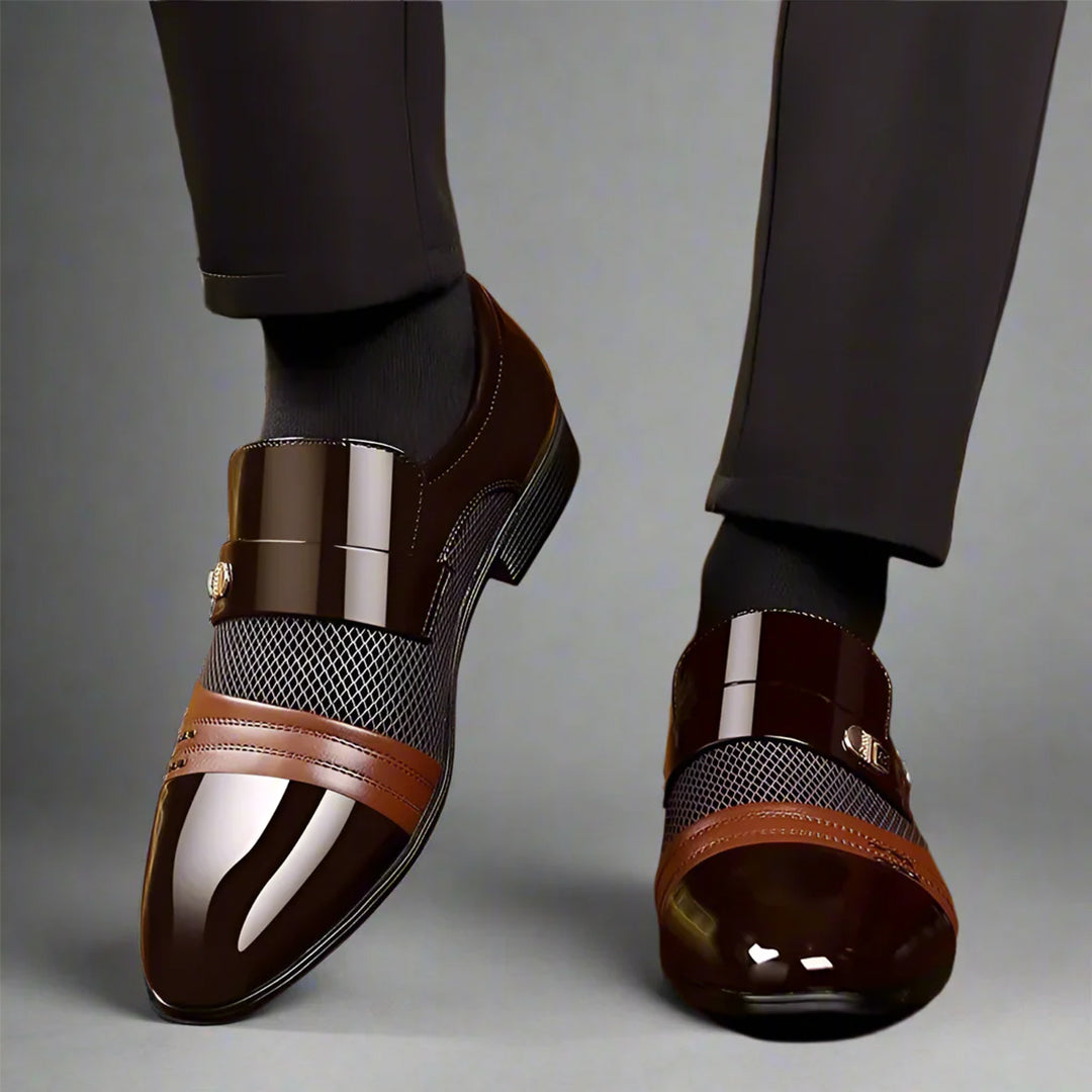 Vollansicht der Herren Loafer in Schwarz. Elegante Schnallenschuhe für Business und festliche Anlässe.