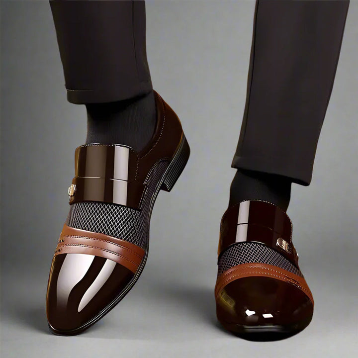 Vollansicht der Herren Loafer in Schwarz. Elegante Schnallenschuhe für Business und festliche Anlässe.