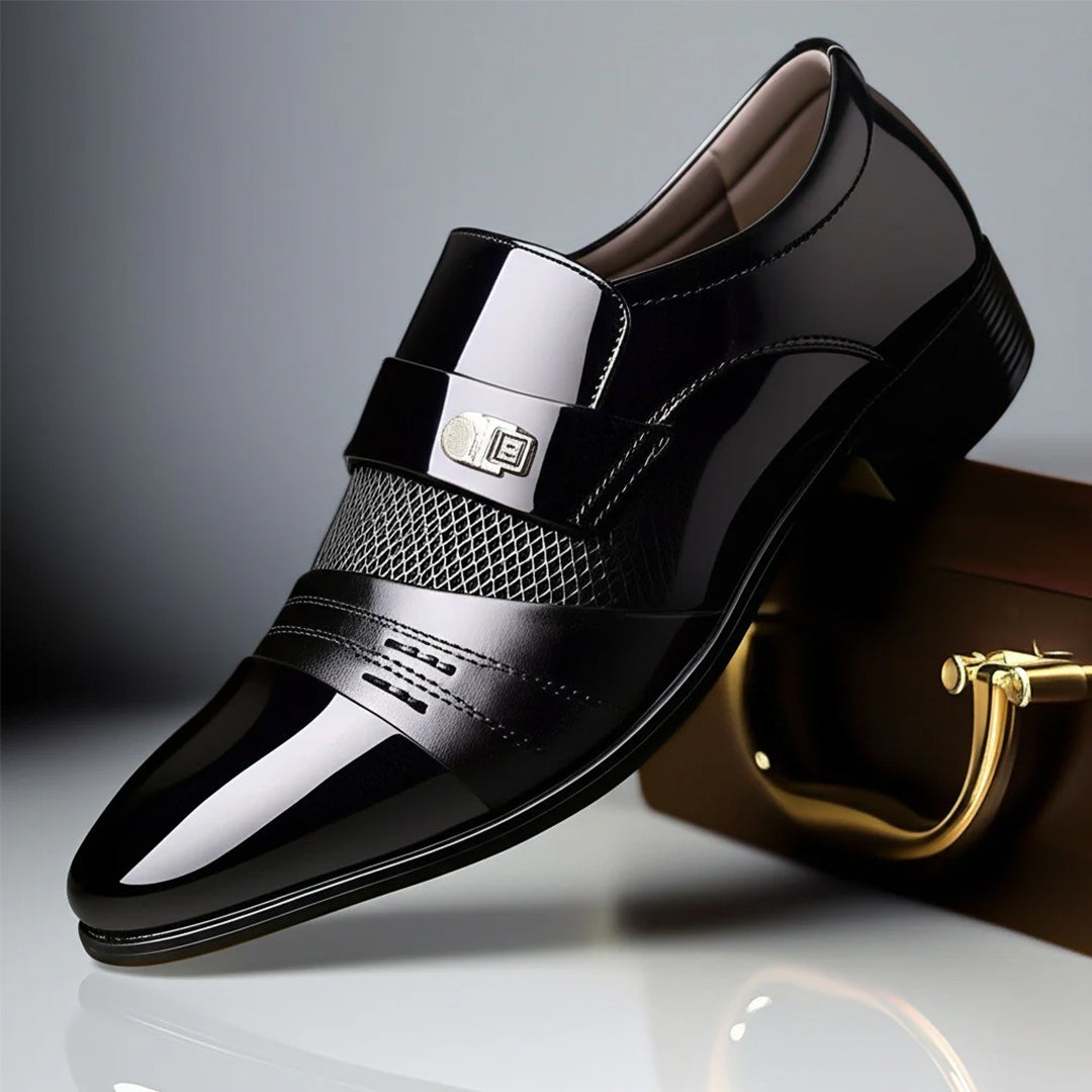 Moderne Herren Loafer mit Schnallenriemen. Komfortschuhe mit strukturierter Laufsohle, perfekt für jeden Tag.