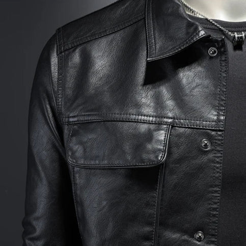 Mann trägt schwarze Slim Fit Zipjacke, modische Oberbekleidung, bequem für den Herbst.