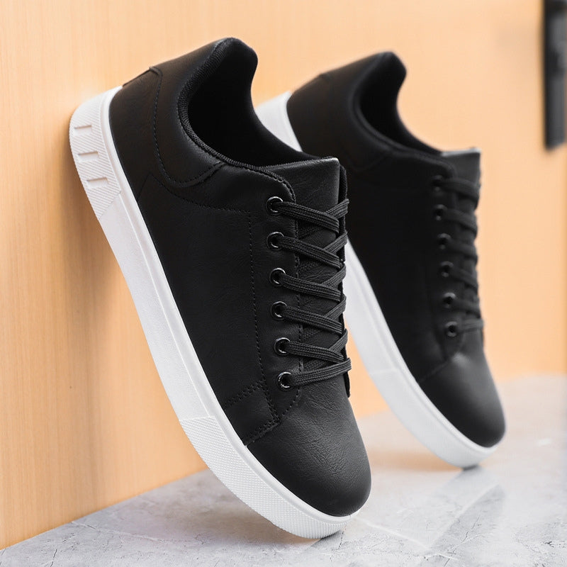 Herren Sneaker in Schwarz: Minimalistisches Design, bequeme Passform und rutschfeste Sohle für sicheren Halt.
