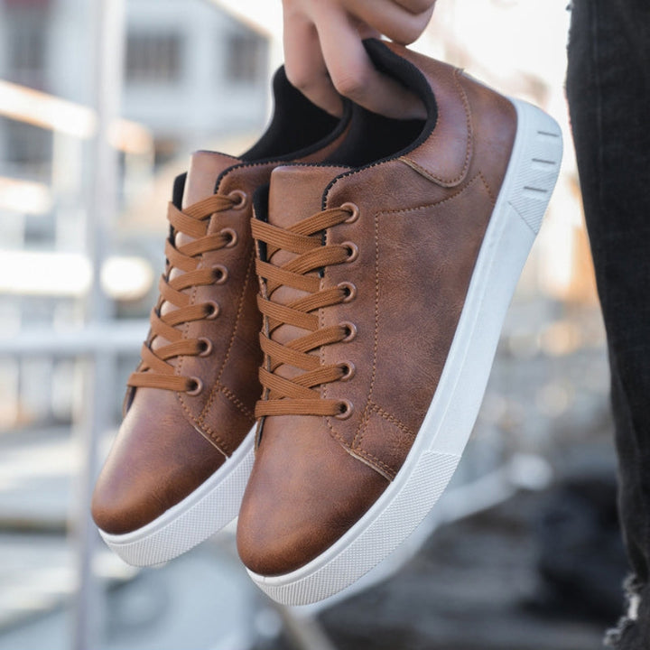 Lässige braune Herren Sneaker: Komfortable Alltagsschuhe für entspannte Stunden und lange Spaziergänge.
