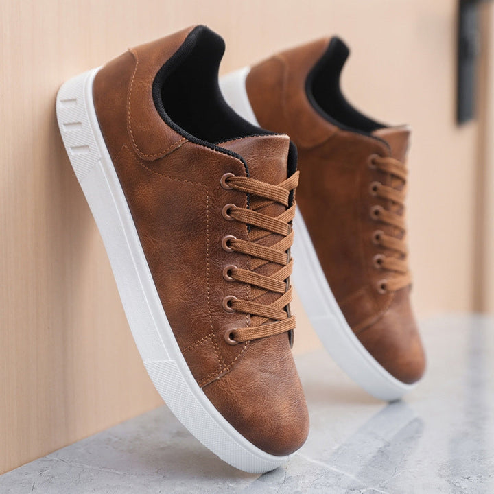 Robuste Herren Sneaker: Bequeme und langlebige Freizeitschuhe für jeden Tag, verfügbar in Schwarz und Braun.