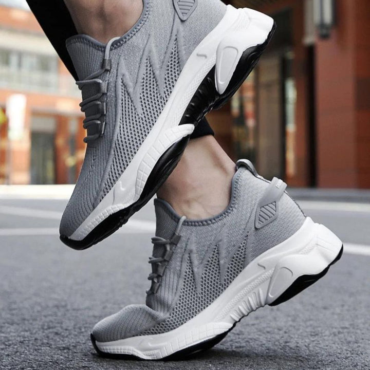 Stylische Herren Sneaker in Schwarz, mit komfortabler unsichtbarer Höhenerhöhung für mehr Größe.