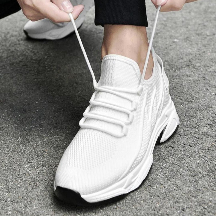 Vielseitige Unisex Sneakers in Weiß, mit dezenter Höhenwirkung für einen stilvollen Auftritt.