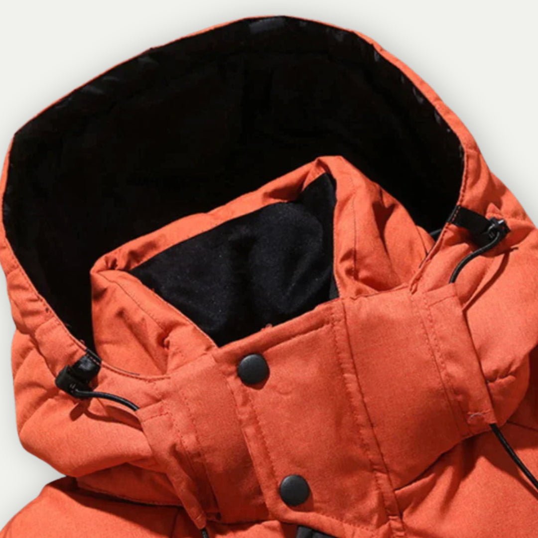 Wasserabweisende Herren Daunenjacke in Grau. Leicht, warm & robust für Outdoor-Abenteuer.
