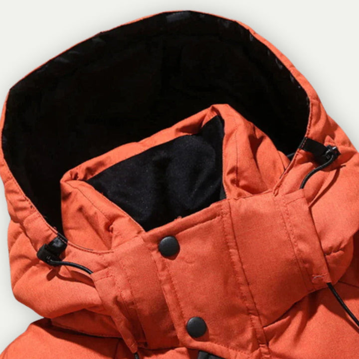 Wasserabweisende Herren Daunenjacke in Grau. Leicht, warm & robust für Outdoor-Abenteuer.