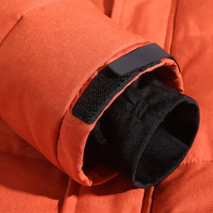 Stylische, leichte Herren Daunenjacke in leuchtendem Orange. Warm, wasserabweisend & komfortabel.