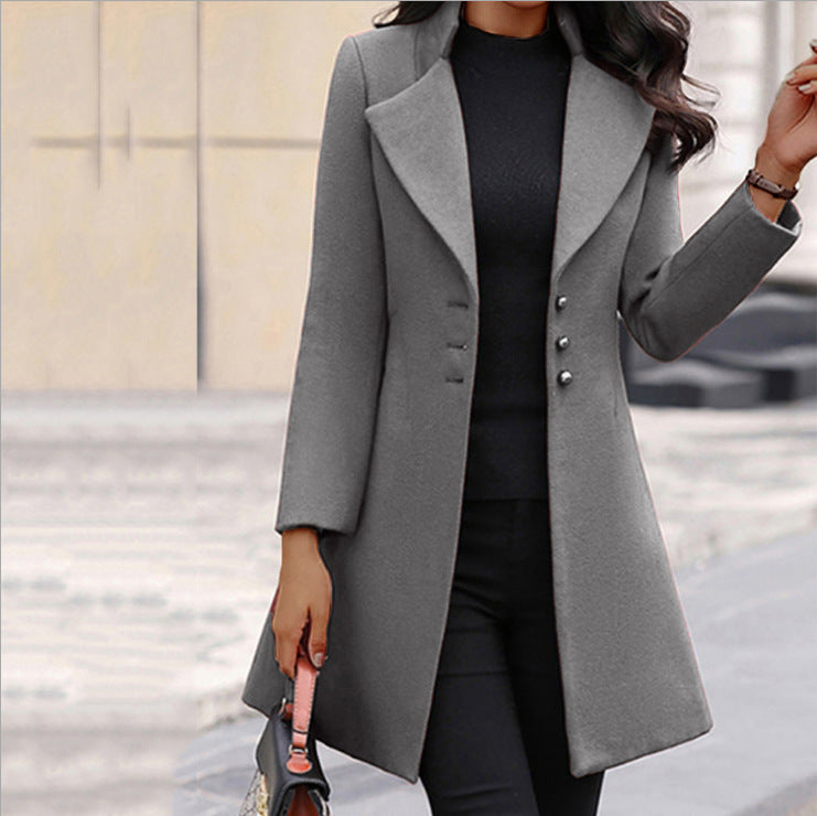 Gelbe taillierte Damen-Winterjacke mit praktischen Seitentaschen, ideal für kalte Tage.