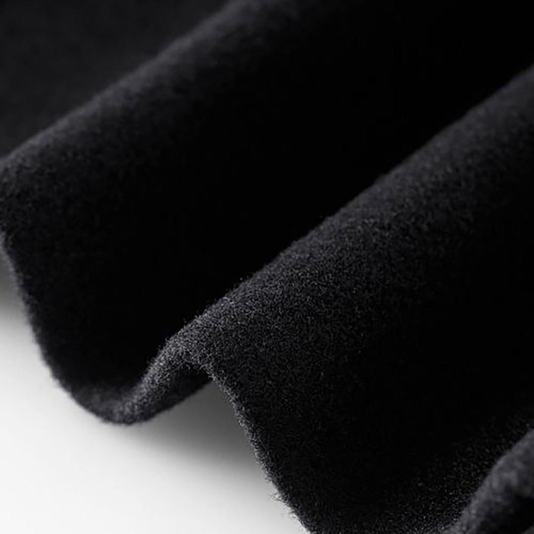 Klassische Damen-Oberbekleidung: warmer taillierter Wintermantel in Schwarz mit stilvollen Details.