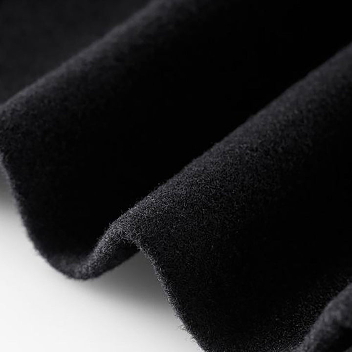 Klassische Damen-Oberbekleidung: warmer taillierter Wintermantel in Schwarz mit stilvollen Details.