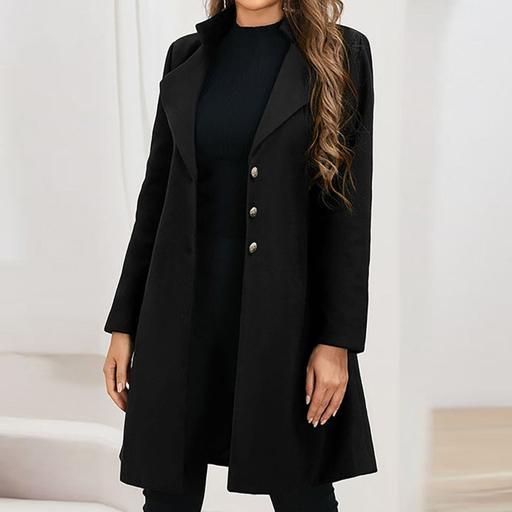 Elegante Damen-Winterjacke, tailliert geschnitten, mit Seitentaschen für einen modernen Business-Stil.