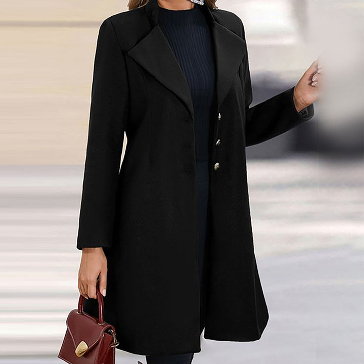 Damen-Business-Winterjacke: taillierter Schnitt, schwarzes Design, Seitentaschen, modisch & warm.