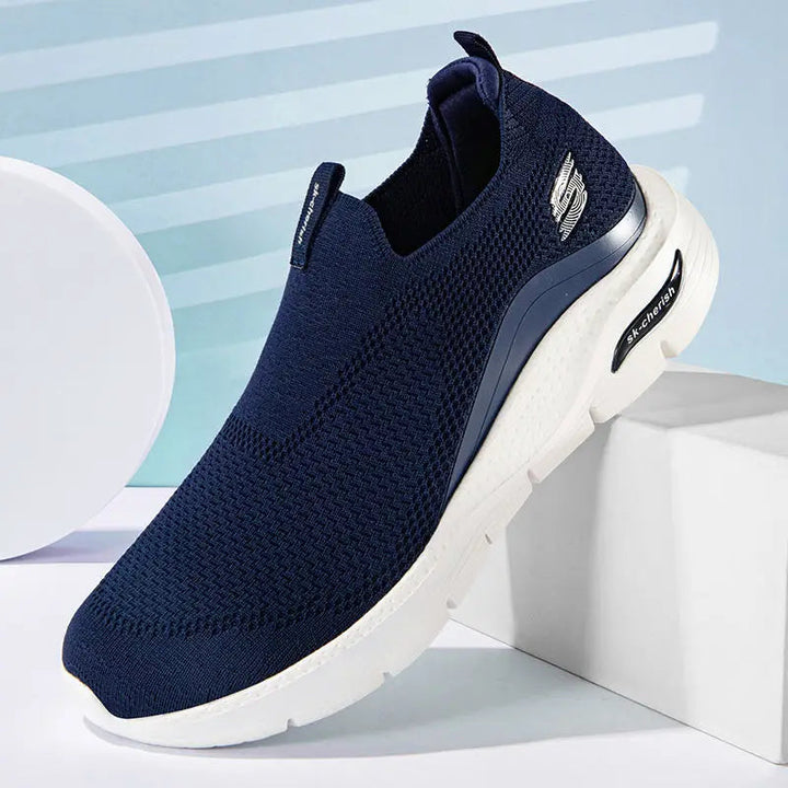 Komfortable Slip-On Sneaker in Schwarz für Damen & Herren. Rutschfest, bequem und perfekt für den Alltag.