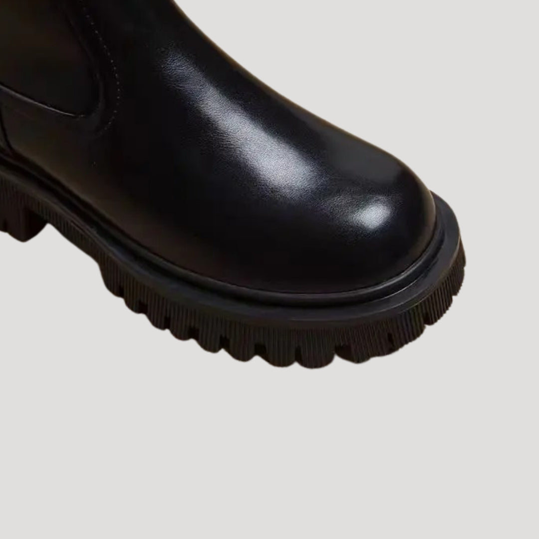 Modische schwarze Damen Chunky Boots, wadenhoch, für einen lässigen und bequemen Look im Frühling.