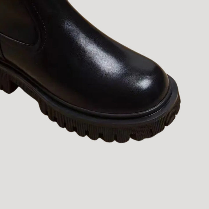 Modische schwarze Damen Chunky Boots, wadenhoch, für einen lässigen und bequemen Look im Frühling.