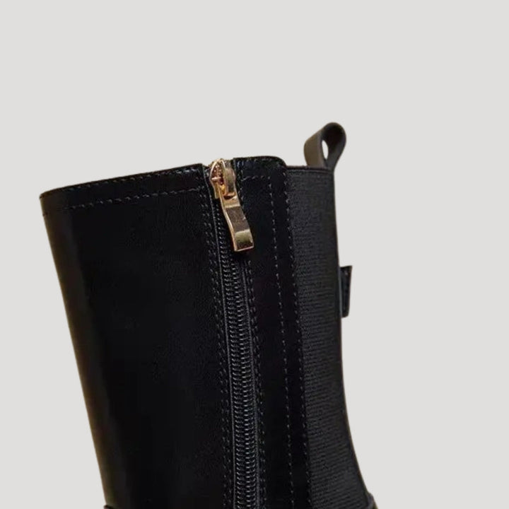 Schwarze Damen Chunky Stiefel, wadenhoch und stilvoll, perfekt für frühlingshafte Streetstyle-Kombinationen.