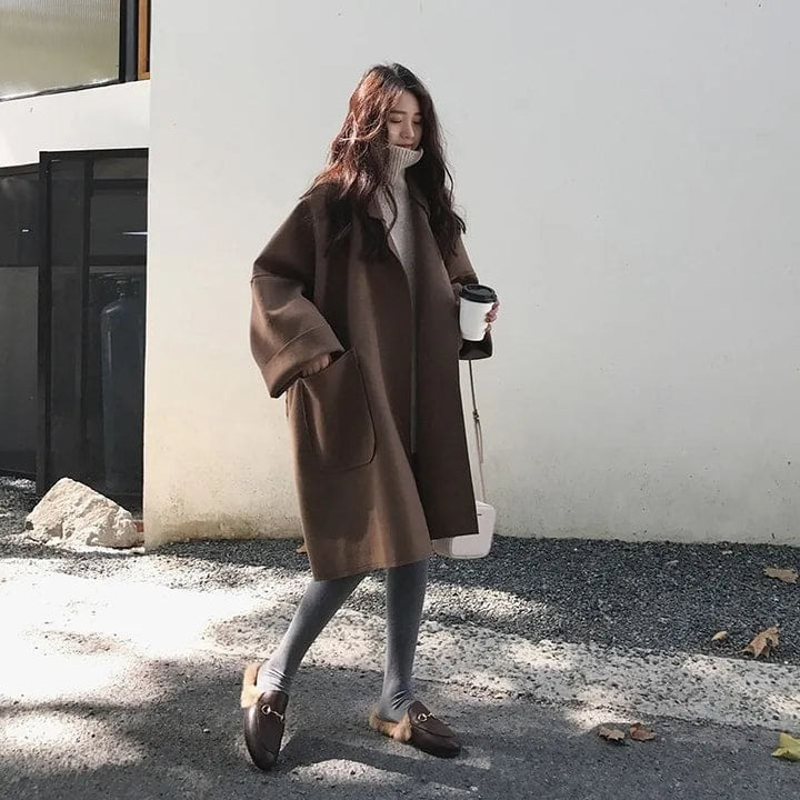 Eleganter Damen Trenchcoat in Kaffee-Braun, Oversize-Schnitt für stilvolle Damenmode. Perfekte Übergangsjacke.