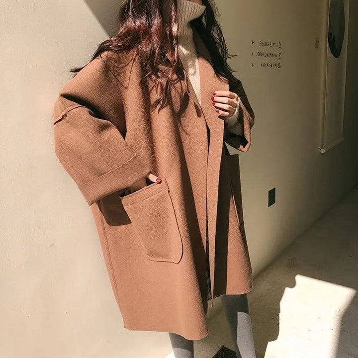 Moderner Oversize Damenmantel, perfekt als stilvolle Übergangsjacke für jede Gelegenheit. Schwarzer Trenchcoat.